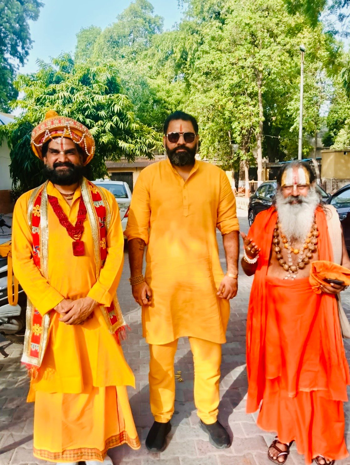 साधु-संतों के साथ